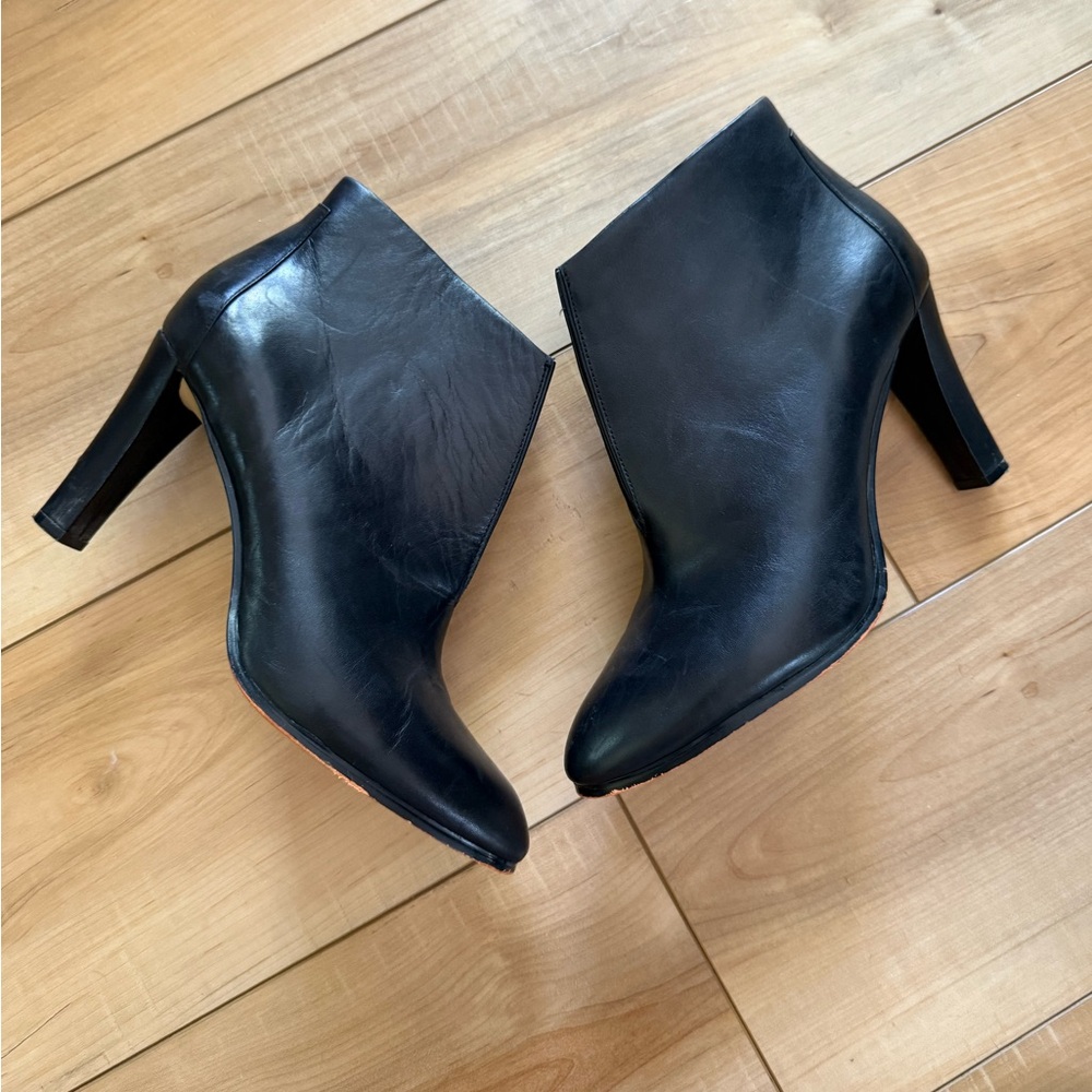 Tahari Black Heeled Boots Sleek Design